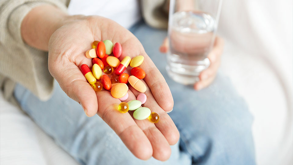 Qual vitamina regula os hormônios femininos?