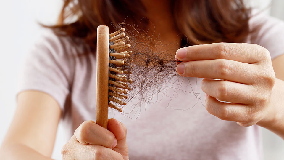 Quais são as principais causas hormonais da queda de cabelo?